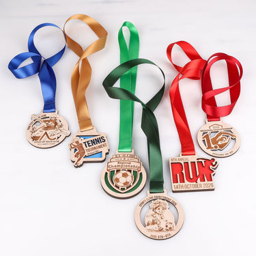 Lesena medalja po naročilu (dvoslojna z barvnim ozadjem)

